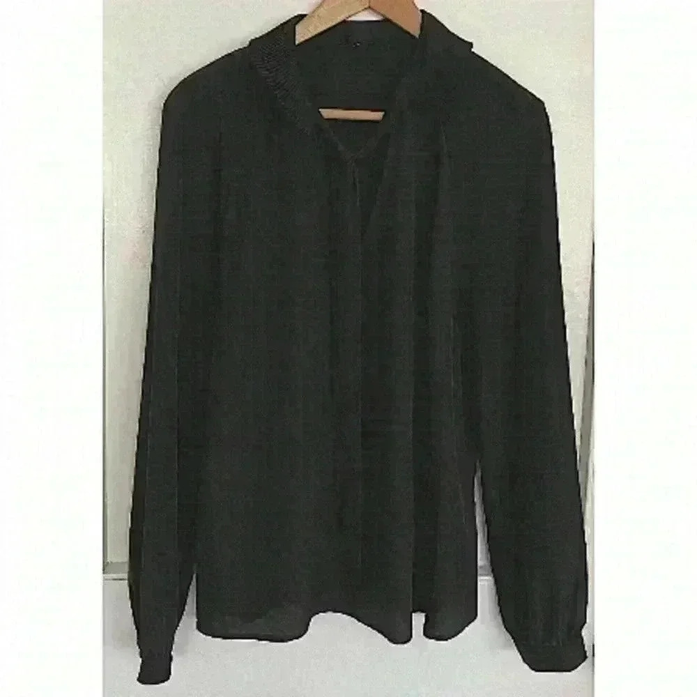 Women’s Guess Blouse with Ties and Pleated Collar Size  Large